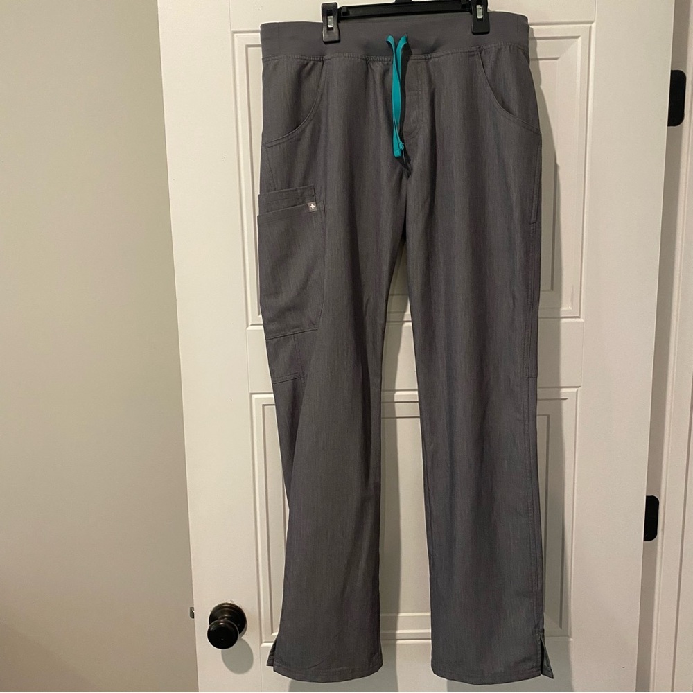 Figs Women’s Kade Cargo Graphite Medium Tall Scrub Pants
